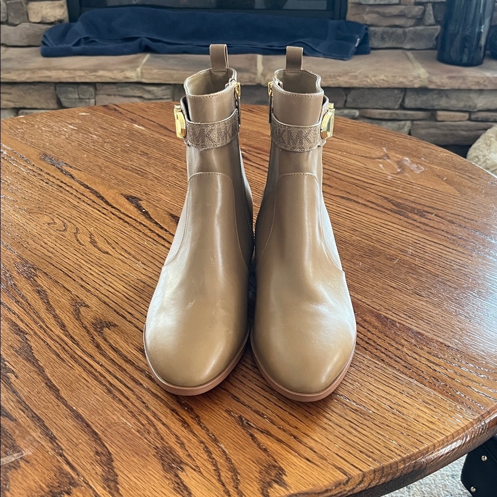 Michael Kors Women's Leather Parker Ankle Booties with Block Heel Size 8.5 - Picture 2 of 8